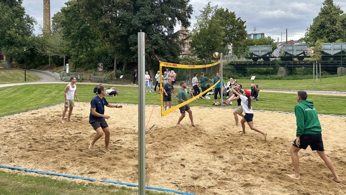 Das team von reha FLEX spielt Beachvolleyball auf dem Parkgelände der Klinik
