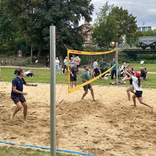 Das team von reha FLEX spielt Beachvolleyball auf dem Parkgelände der Klinik