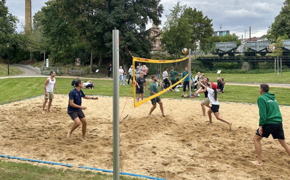 Das team von reha FLEX spielt Beachvolleyball auf dem Parkgelände der Klinik