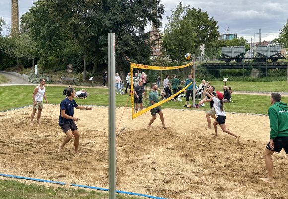 Sommerfest 2025 Das team von reha FLEX spielt Beachvolleyball auf dem Parkgelände der Klinik