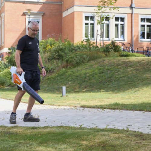 Hausmeister mit Laubblaeser