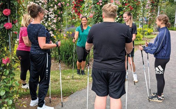 GESUNDHEITSSPORT TRIFFT ROSENPRACHT: NEUE KOOPERATION ERMÖGLICHT NORDIC-WALKINGSTRECKE DURCH EUROPA-ROSARIUM